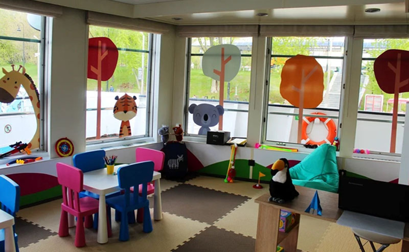 Детский клуб расположен в просторной и светлой части корабля